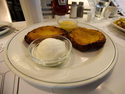 Le restaurant Beauty's Luncheonette | Où trouver à Montréal